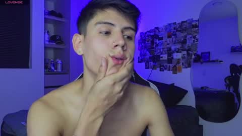 Snapshot of hey_cesard chatting on September 26, 11:46 pm hey_cesard online show from September 26, 11:46 pm