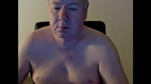 Snapshot of holgerhb53 chatting on October 22, 1:31 am Holger online show from October 22, 1:31 am