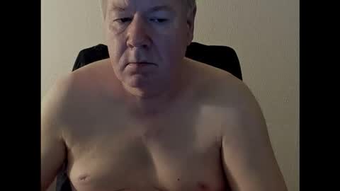 Snapshot of holgerhb53 chatting on October 25, 2:19 pm Holger online show from October 25, 2:19 pm