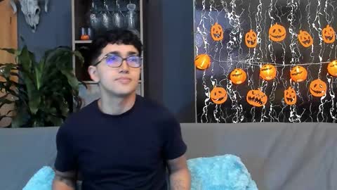 Alex and Camilo online show from October 26, 8:33 pm