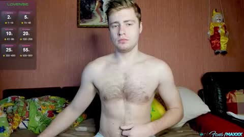Snapshot of hornyblondieboyy chatting on October 18, 9:25 am Max online show from October 18, 9:25 am