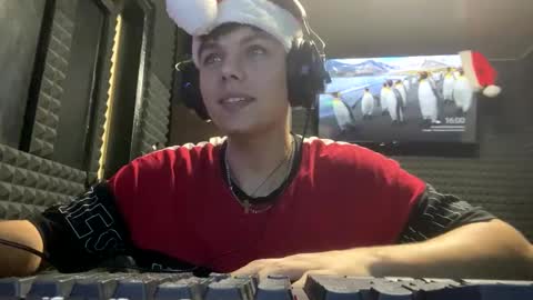 Hot boy 2002 online show from December 29, 2:00 pm