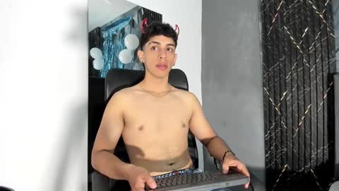 Hot Summer Boy online show from March 26, 11:47 am