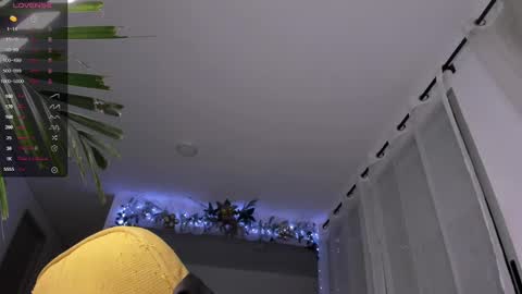 Snapshot of hotay_ chatting on December 4, 2:42 am Andrew xdres08 online show from December 4, 2:42 am