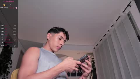 Snapshot of hotay_ chatting on February 21, 3:01 am Andrew xdres08 online show from February 21, 3:01 am