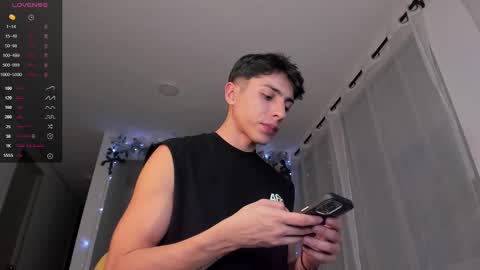 Snapshot of hotay_ chatting on December 22, 12:50 am Andrew xdres08 online show from December 22, 12:50 am