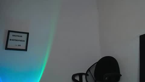 Snapshot of hotboyneon490 chatting on December 20, 9:17 pm Alex Neon online show from December 20, 9:17 pm