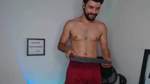 Snapshot of hotboyneon490 chatting on January 12, 11:36 pm Alex Neon online show from January 12, 11:36 pm