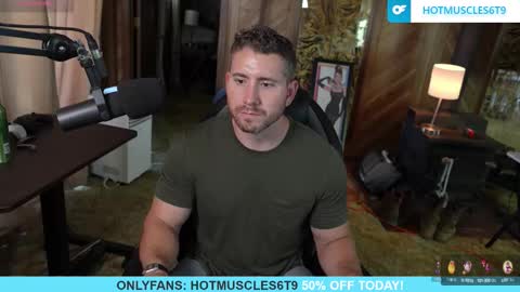 Snapshot of hotmuscles6t9 chatting on October 14, 8:16 pm hotmuscles6t9 online show from October 14, 8:16 pm