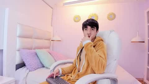 hottiie_guy online show from December 15, 12:13 pm