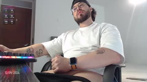 Snapshot of hunter_of_mn chatting on December 9, 10:05 pm online show from December 9, 10:05 pm