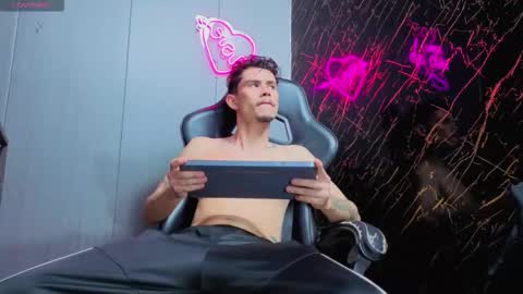 kelvis online show from November 9, 8:29 am