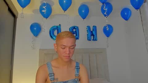Snapshot of iamjulian_ chatting on October 13, 12:11 pm Juliiiiian online show from October 13, 12:11 pm