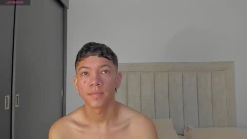 Snapshot of iamjulian_ chatting on October 10, 11:59 am Juliiiiian online show from October 10, 11:59 am