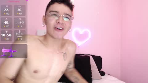 Snapshot of ian_castillo_ chatting on December 18, 11:24 am IAN CASTILLO online show from December 18, 11:24 am