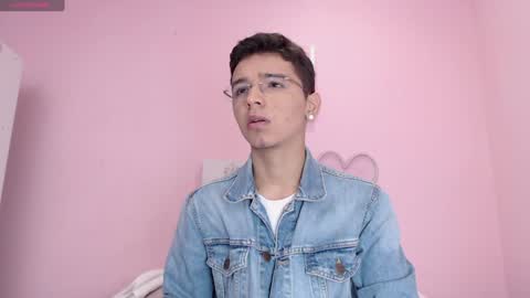 Snapshot of ian_castillo_ chatting on December 10, 11:11 am IAN CASTILLO online show from December 10, 11:11 am