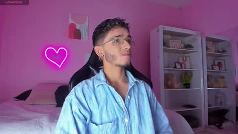 Snapshot of ian_castillo_ chatting on February 27, 11:10 am IAN CASTILLO online show from February 27, 11:10 am