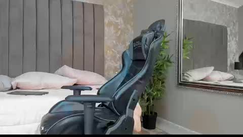Ian White online show from September 9, 8:08 pm