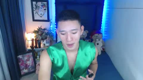 Snapshot of iconicmateo chatting on December 12, 2:33 pm Mateo online show from December 12, 2:33 pm