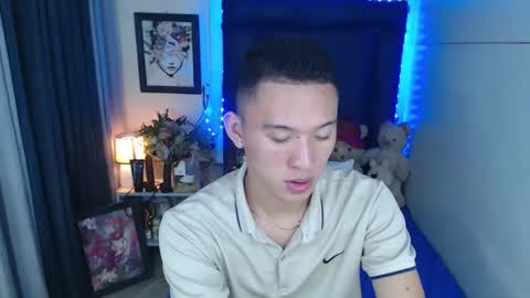 Snapshot of iconicmateo chatting on December 24, 2:23 pm Mateo online show from December 24, 2:23 pm