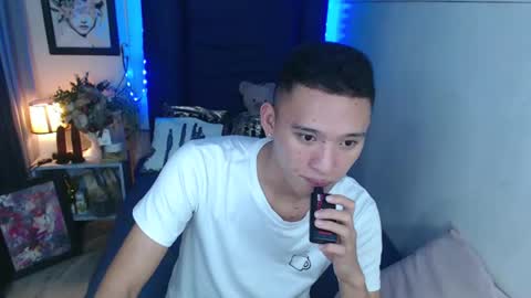 Snapshot of iconicmateo chatting on December 4, 1:53 pm Mateo online show from December 4, 1:53 pm