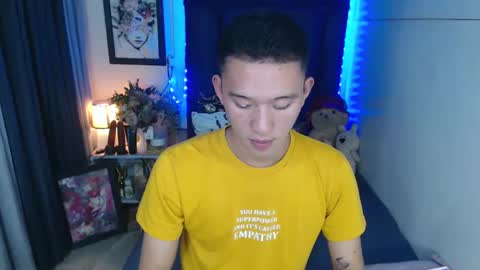 Snapshot of iconicmateo chatting on December 11, 2:28 pm Mateo online show from December 11, 2:28 pm
