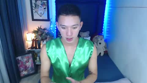 Snapshot of iconicmateo chatting on December 10, 2:17 pm Mateo online show from December 10, 2:17 pm