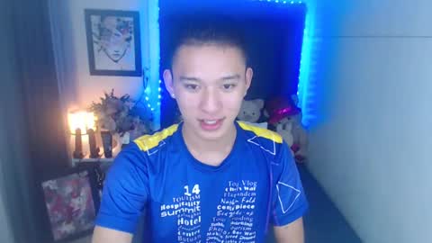 Snapshot of iconicmateo chatting on December 18, 7:30 pm Mateo online show from December 18, 7:30 pm