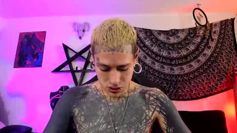 Snapshot of ink_u_buzz chatting on October 17, 11:20 pm Dani online show from October 17, 11:20 pm