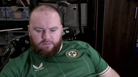 Snapshot of irishdaddy24 chatting on December 6, 4:06 pm twitter theirishman205 online show from December 6, 4:06 pm