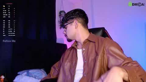 Snapshot of isaac_saenz chatting on October 12, 11:10 pm Isaac Saenz. online show from October 12, 11:10 pm