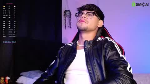 Snapshot of isaac_saenz chatting on October 15, 12:51 am Isaac Saenz. online show from October 15, 12:51 am