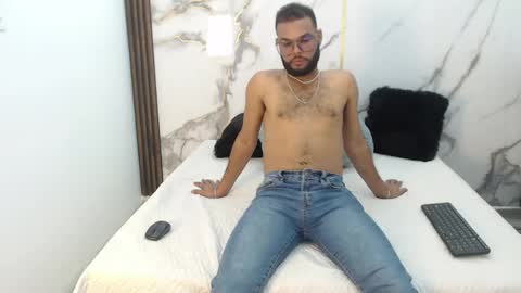 Issack online show from April 18, 4:03 am