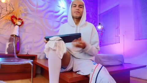 itszairen online show from May 12, 3:59 am