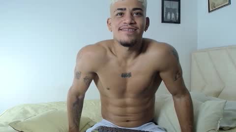 Snapshot of izaak_taylor7 chatting on October 8, 3:55 am izaack online show from October 8, 3:55 am
