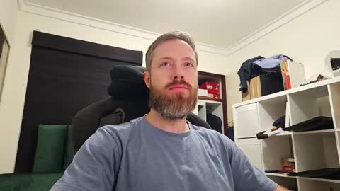 Snapshot of j0hnny_thunder chatting on October 12, 5:01 am Johnny Thunder online show from October 12, 5:01 am