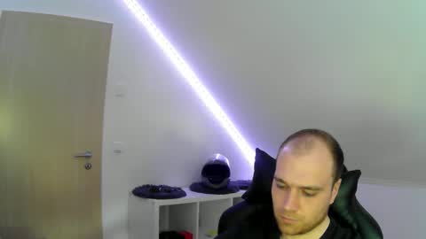 here4y online show from April 5, 2:35 pm