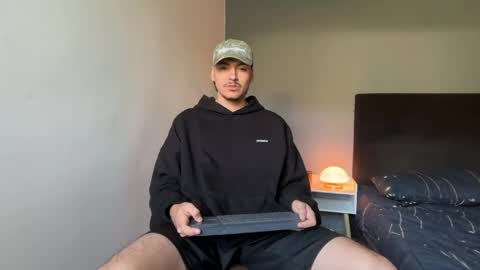 INDEPENDENT MODEL online show from May 22, 12:10 pm