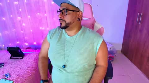 Snapshot of jacoob_woods chatting on February 25, 7:47 pm daddy sir master bear online show from February 25, 7:47 pm