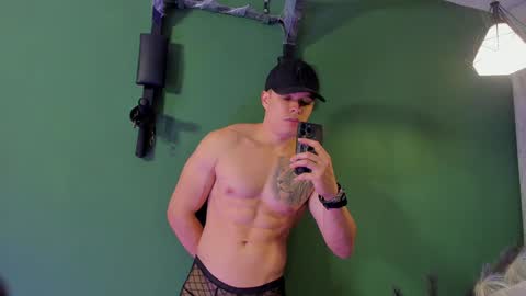 Snapshot of jakee_tyler chatting on December 4, 4:49 pm Jake Tyler online show from December 4, 4:49 pm