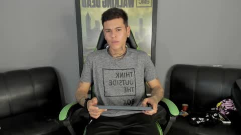 Jamesinked  online show from December 8, 8:47 pm