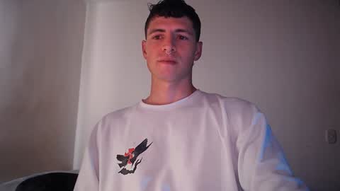 Snapshot of jamesss____ chatting on December 15, 7:42 pm jamesss____ online show from December 15, 7:42 pm
