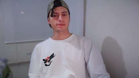 Snapshot of jamesss____ chatting on January 19, 2:04 am jamesss____ online show from January 19, 2:04 am
