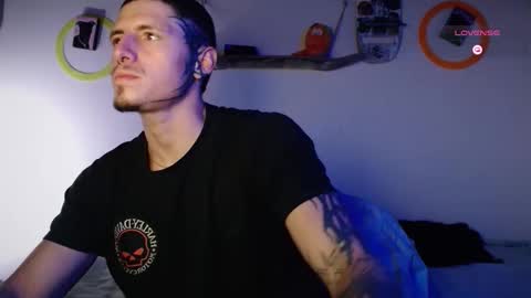 Snapshot of jamesss____ chatting on October 27, 1:30 am jamesss____ online show from October 27, 1:30 am