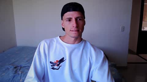 Snapshot of jamesss____ chatting on December 11, 4:37 pm jamesss____ online show from December 11, 4:37 pm