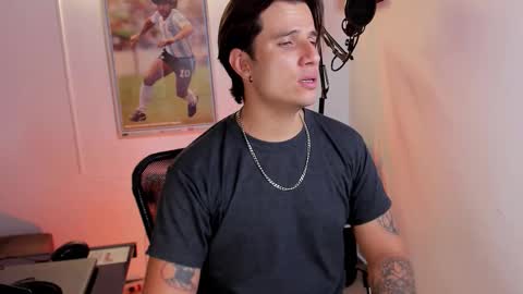 Snapshot of jayalvarrez_ chatting on October 17, 9:30 pm Jay Alvarrez online show from October 17, 9:30 pm