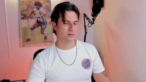 Snapshot of jayalvarrez_ chatting on October 20, 6:45 pm Jay Alvarrez online show from October 20, 6:45 pm