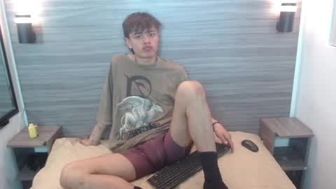 Snapshot of jerom_xx chatting on October 13, 7:42 pm Jerom xx online show from October 13, 7:42 pm