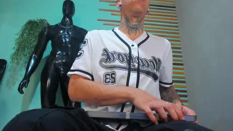 Snapshot of jharol_cardona chatting on February 6, 1:27 am Jharol online show from February 6, 1:27 am
