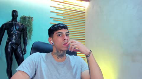 Snapshot of jharol_cardona chatting on December 8, 6:06 pm Jharol online show from December 8, 6:06 pm